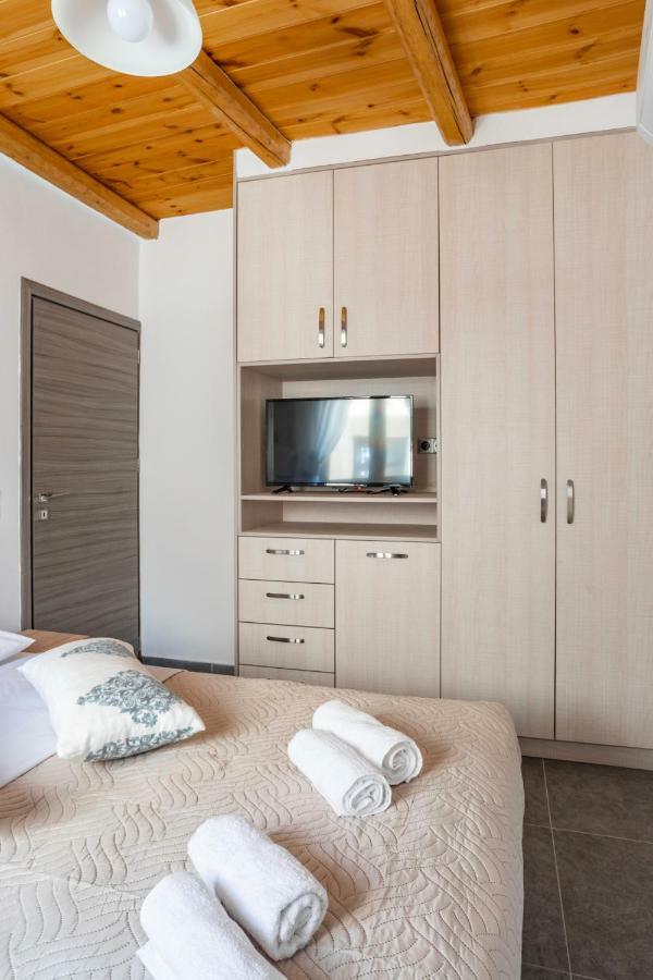 Marilena Natural Stone House, By Hellocrete Pigi  외부 사진